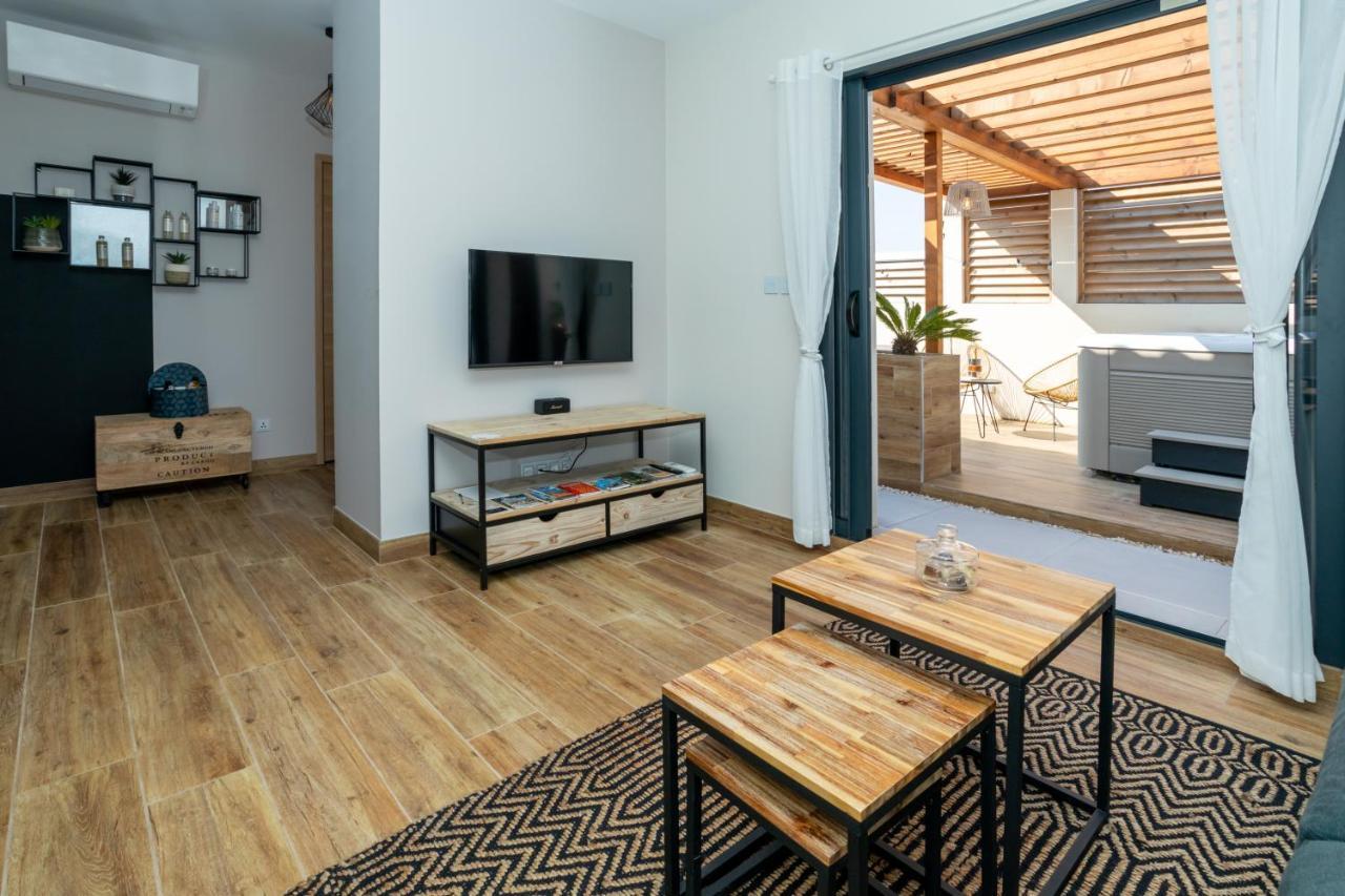 L'entre deux-suite romantique - jacuzzi privatif - 1 petit déjeuner pour 2 OFFERT Le Somail Exterior foto